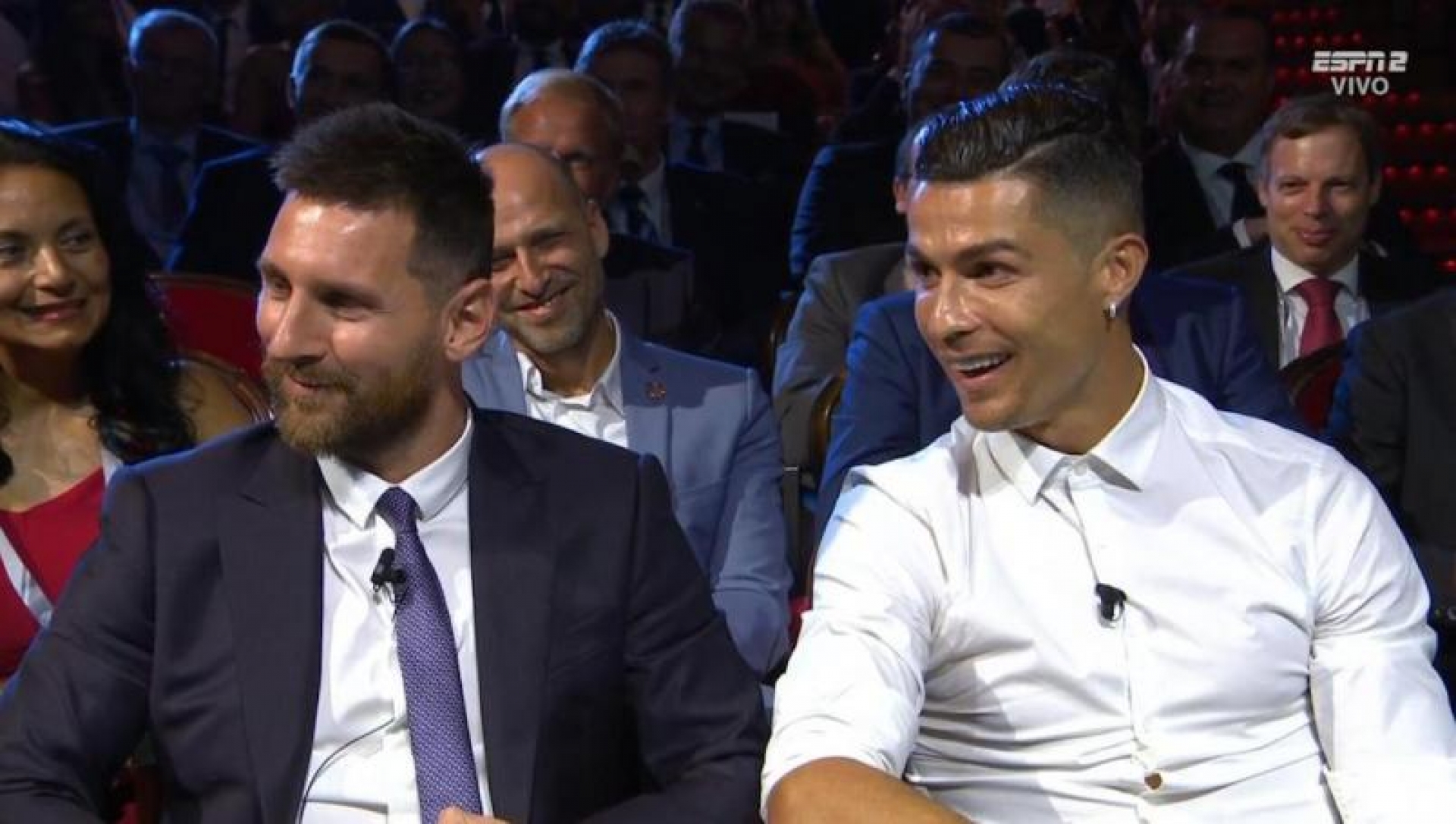 VIDEO: Cristiano Ronaldo invita a cenar a Lionel Messi durante gala de la UEFA