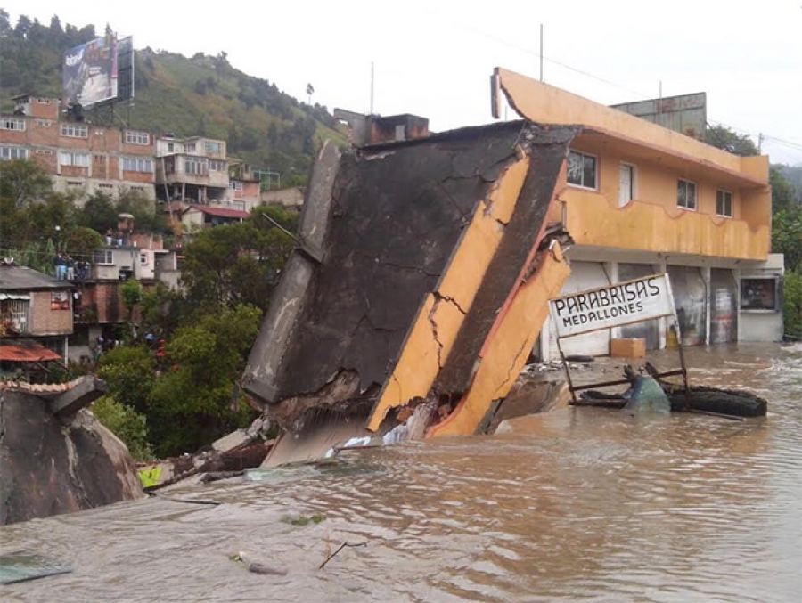 Se derrumba inmueble por aguas negras en Zitácuaro