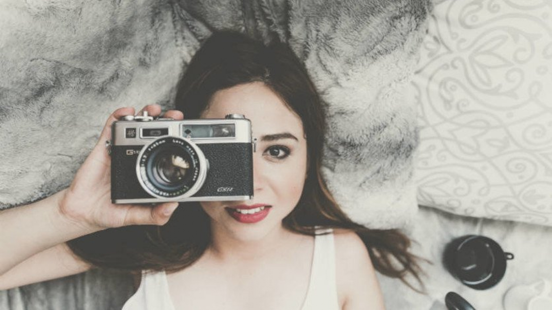 Trucos para que te tomes las mejores selfies recostada cuando no tienes nada qué hacer