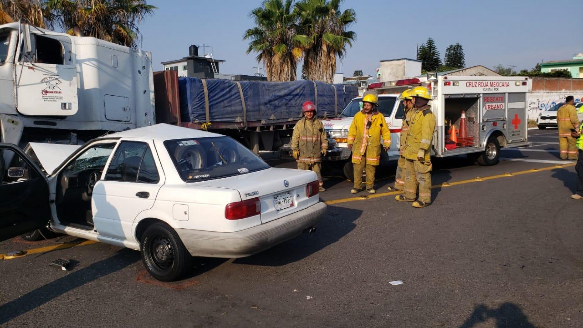 Se registra choque de tractocamión y dos vehículos, en carretera a Cuautla