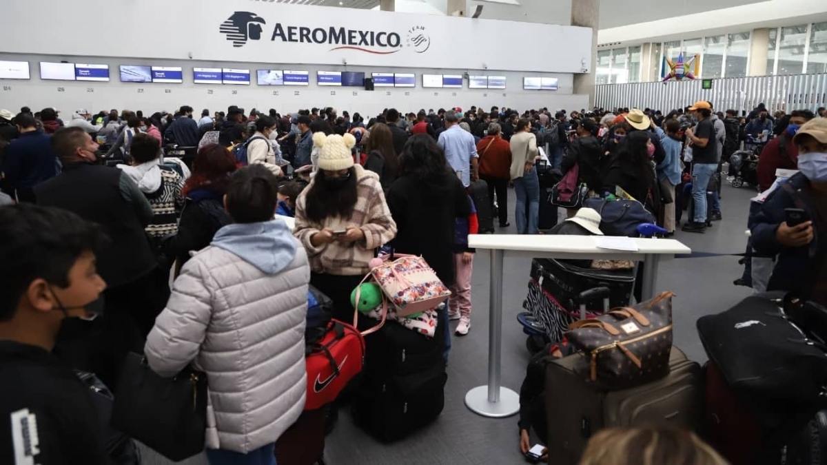 Reportan caos en Aeropuerto de la CDMX ante falta de personal en aerolíneas