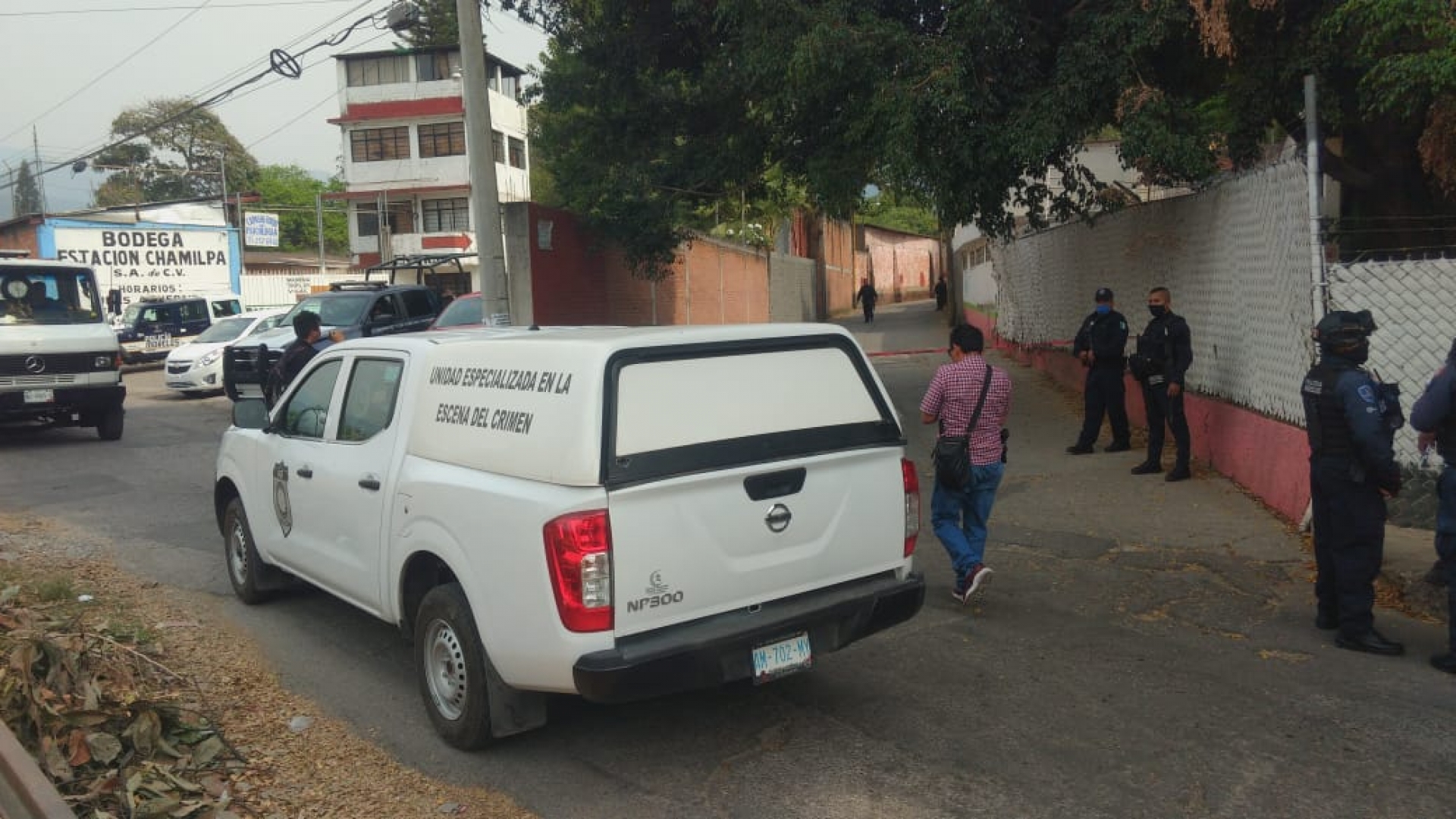 Hallan los cadáveres de dos hombres en un vehículo, en Chamilpa