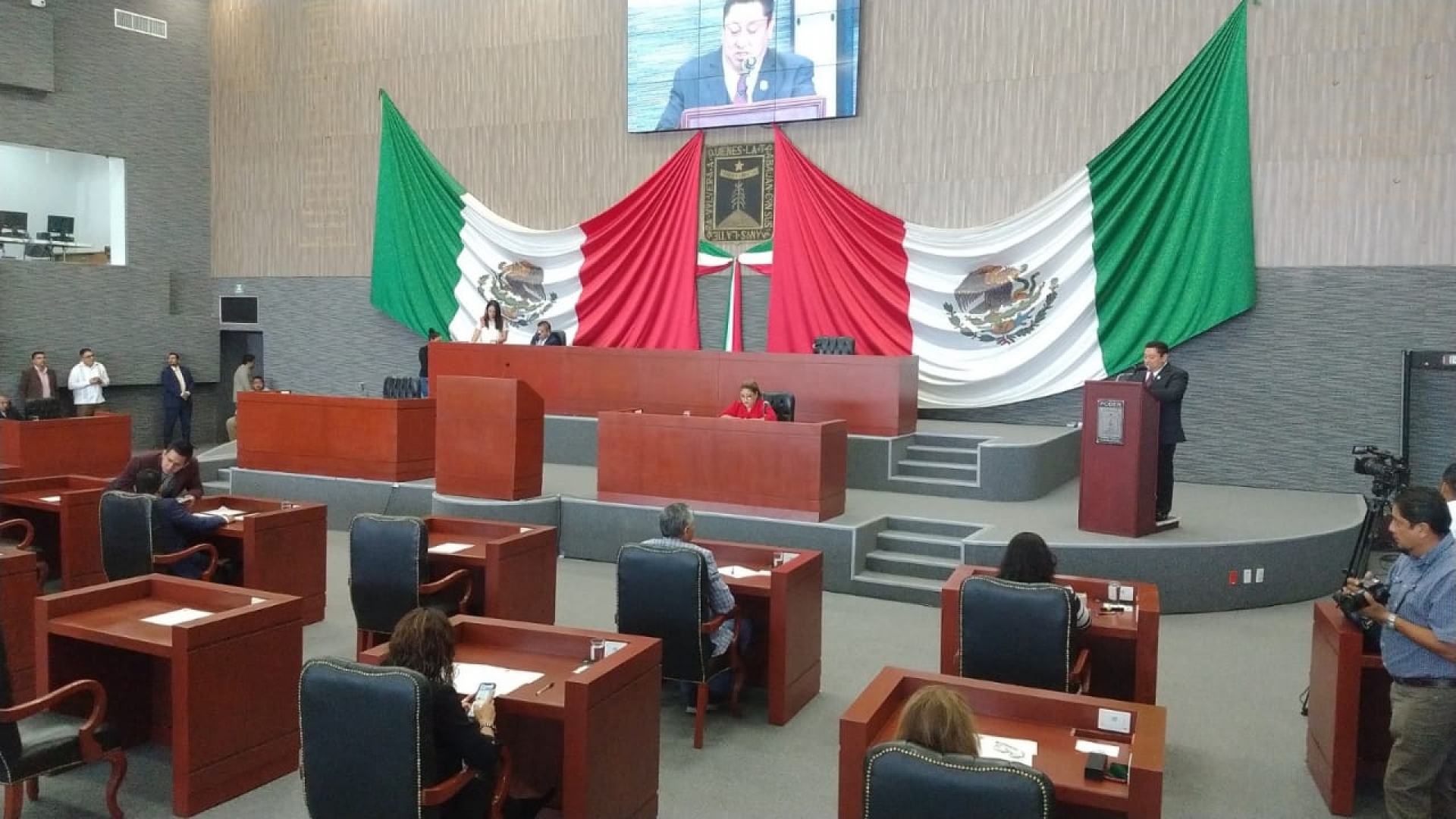 Comparece fiscal general ante el Pleno del Congreso local; rinde informe semestral