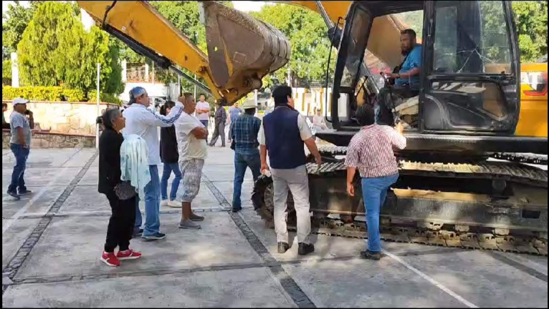 Ciudadanos detienen inicio de rehabilitación del zócalo de Tlaltizapán
