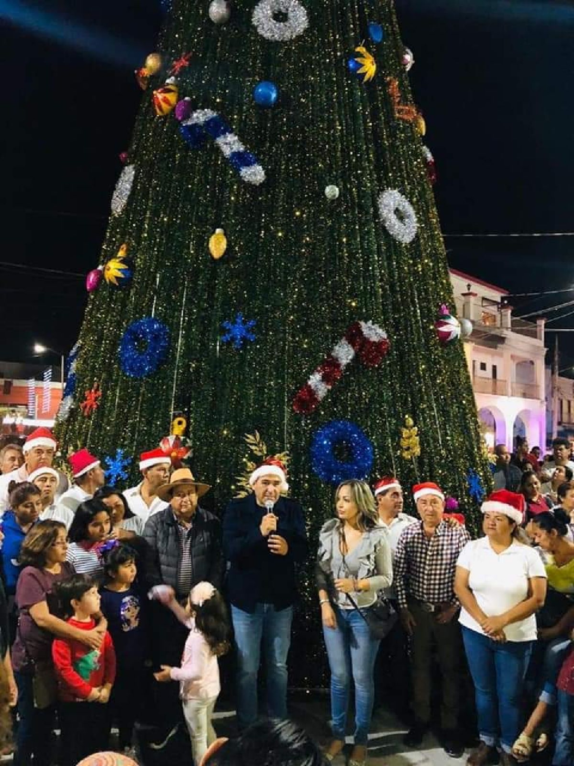 Enciende el alcalde de Yautepec el árbol navideño