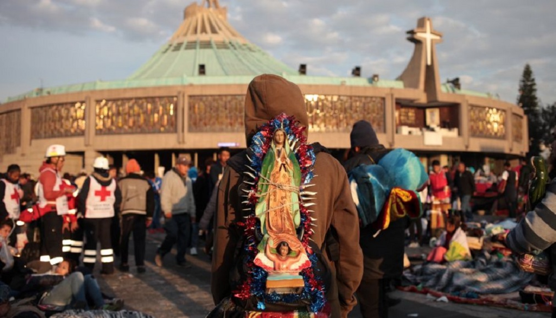 Peregrinos golpean a personal de Protección Civil en la Basílica de Guadalupe