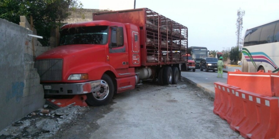 Se registra accidente de tráiler en el libramiento Cuernavaca; vecinos bloquearon la vía