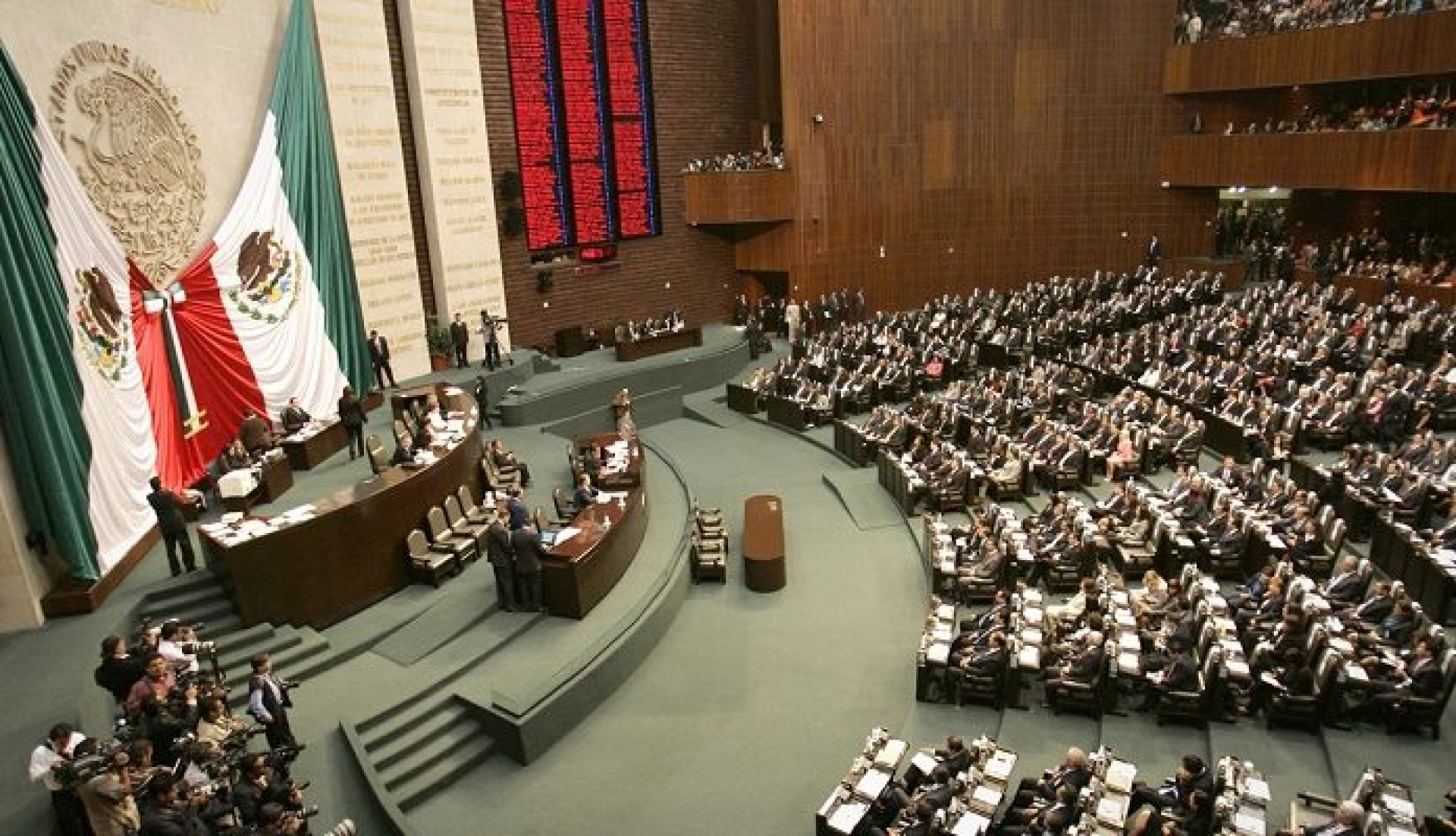 Morena presenta iniciativa para que ningún partido político utilice los colores de la bandera nacional