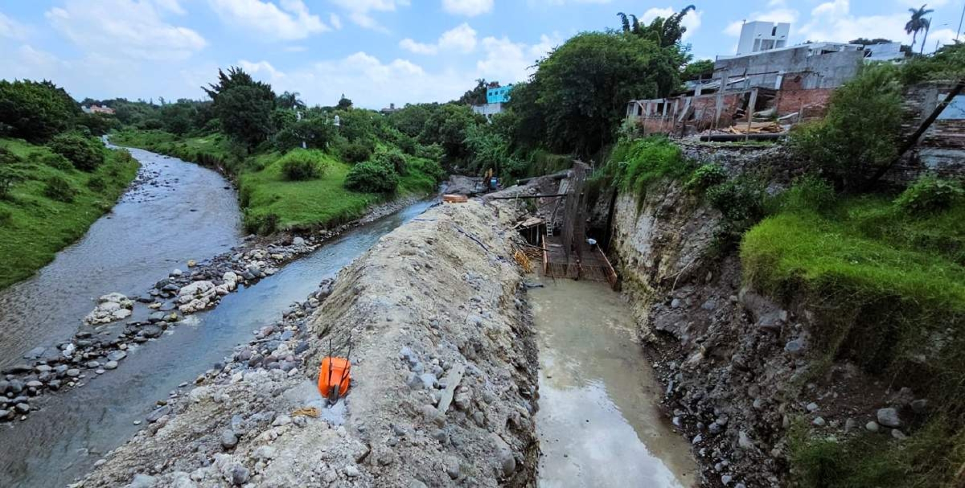 Supervisan rehabilitación de colector en el río Cuautla