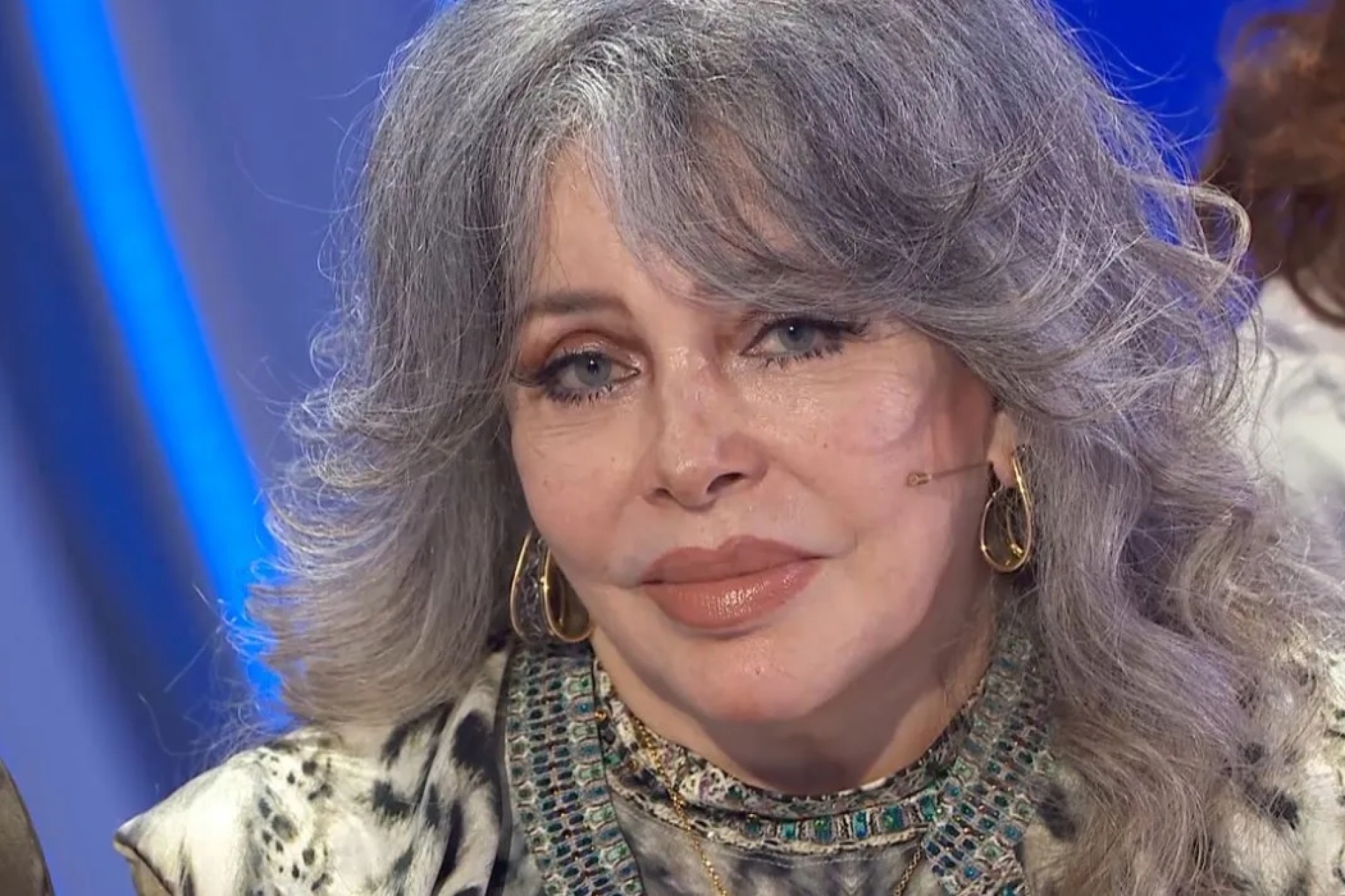 Verónica Castro genera polémica en el AICM tras explotar contra reportera