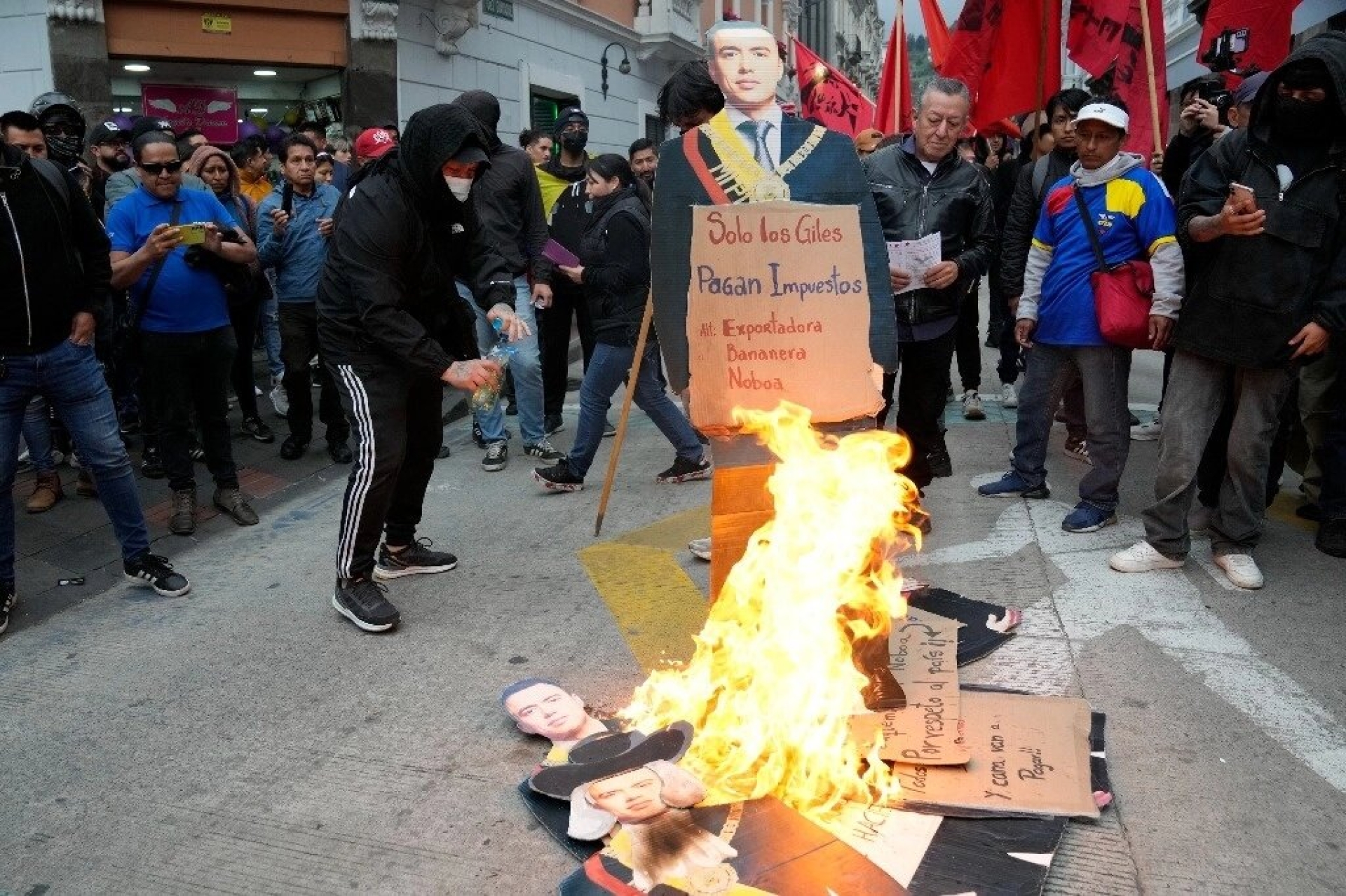 Protestan en Ecuador por aumento en el precio de combustibles