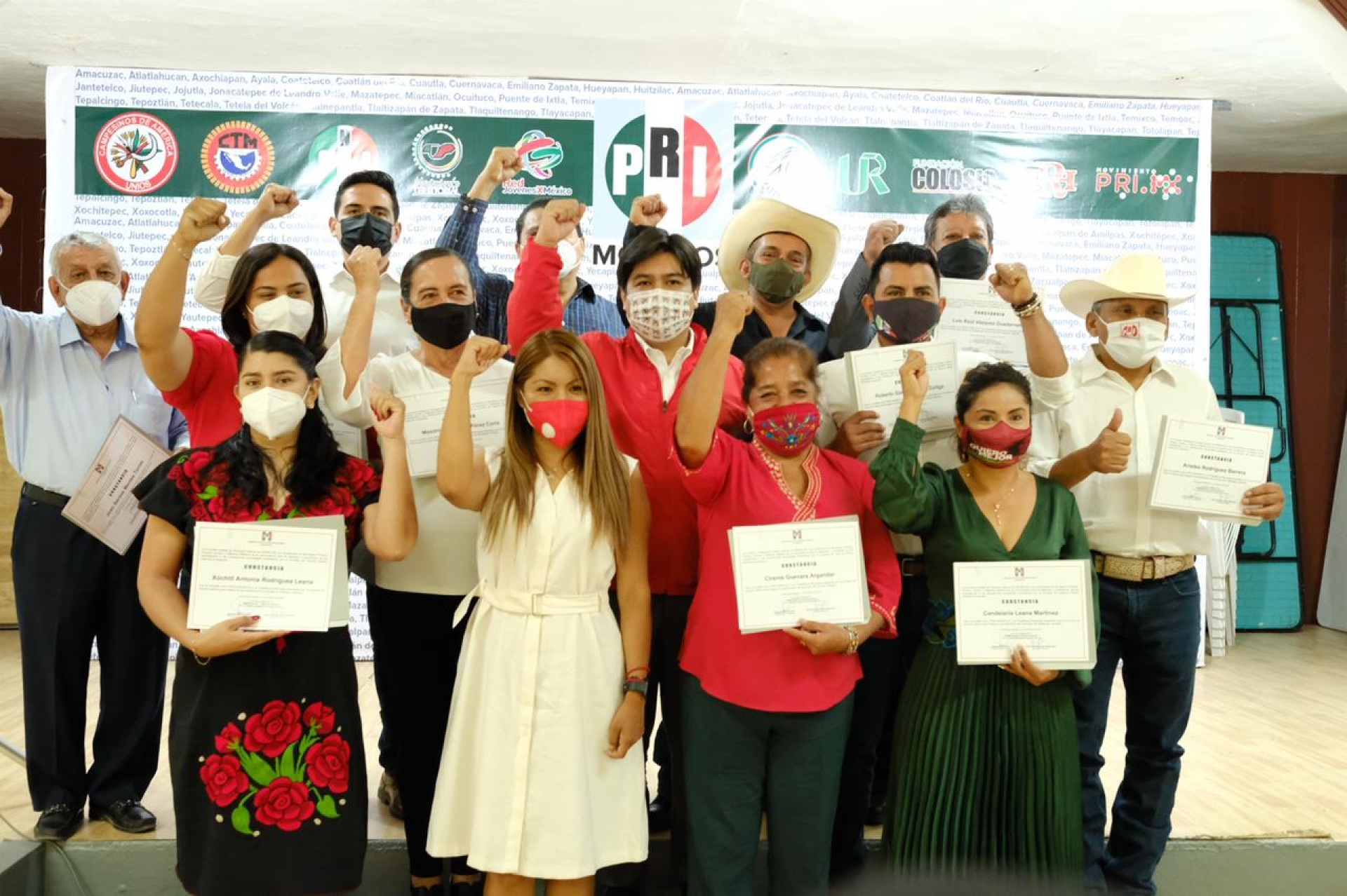 Candidatas y candidatos del PRI a presidencias municipales reciben constancias