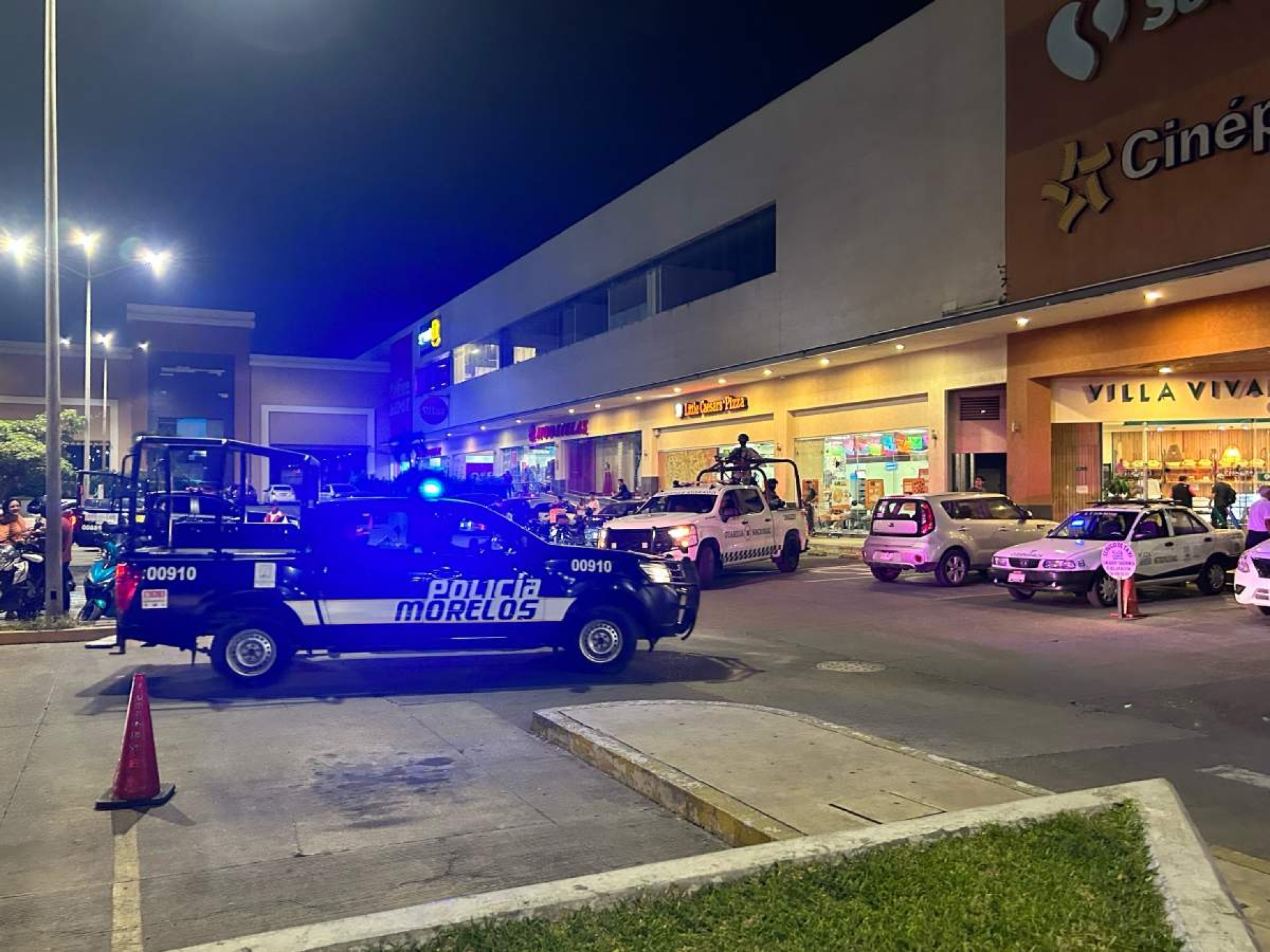 Atacan a individuo en plaza comercial de Civac
