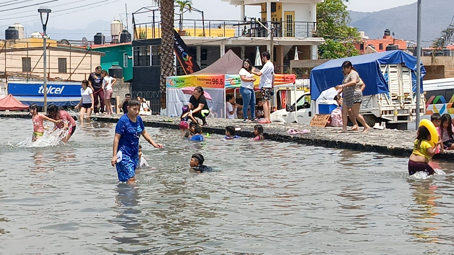 Acudir a refrescarse en la fuente de Civac, tradición de cada año en Jiutepec