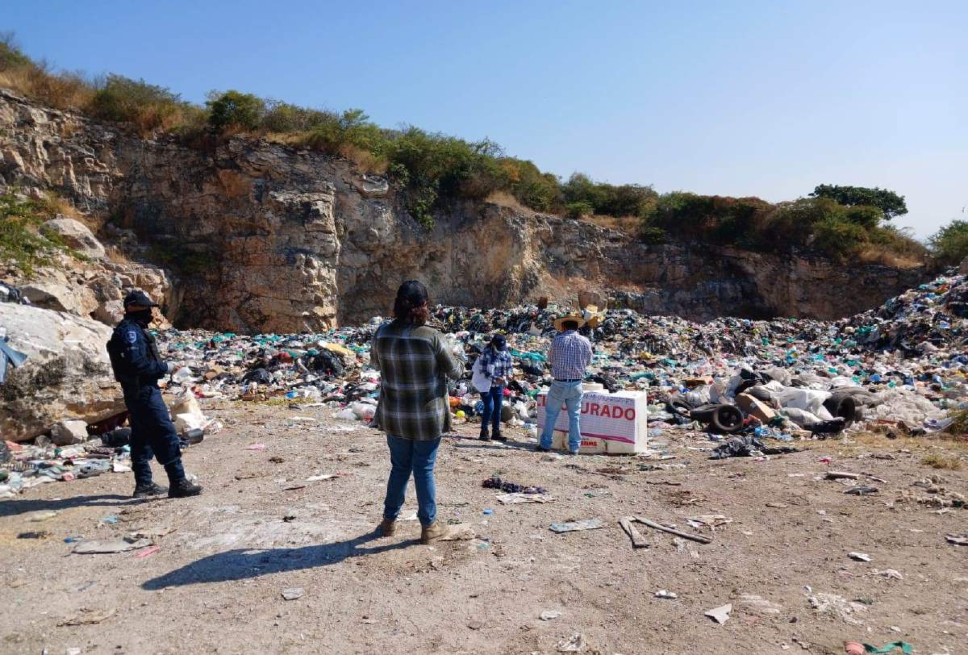 Clausuran dos basureros clandestinos en Amacuzac