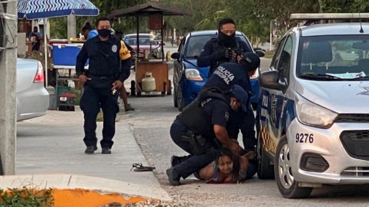 Policías de Tulum someten a una mujer y le provocan la muerte