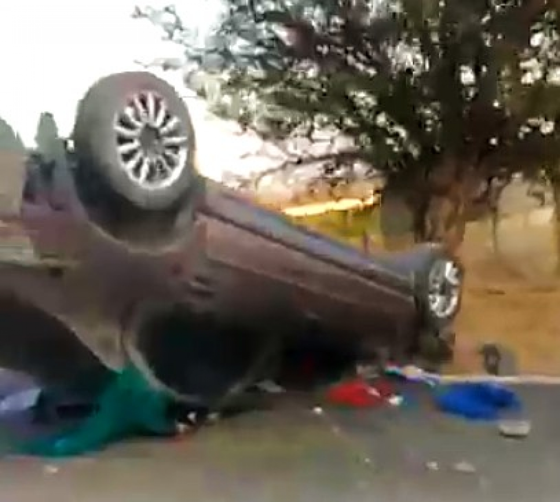 Pareja lesionada tras volcar automóvil en carretera Cuernavaca-Taxco