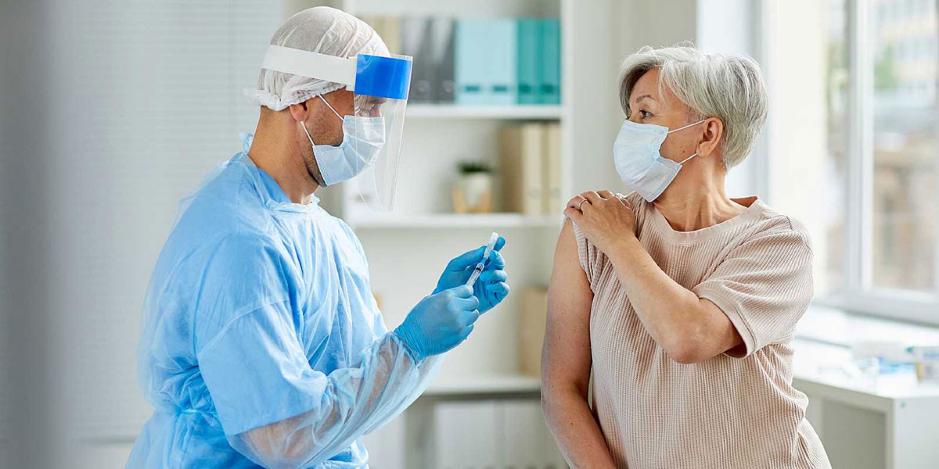 IMSS e INSABI explican cómo será el registro para vacunación de adultos mayores