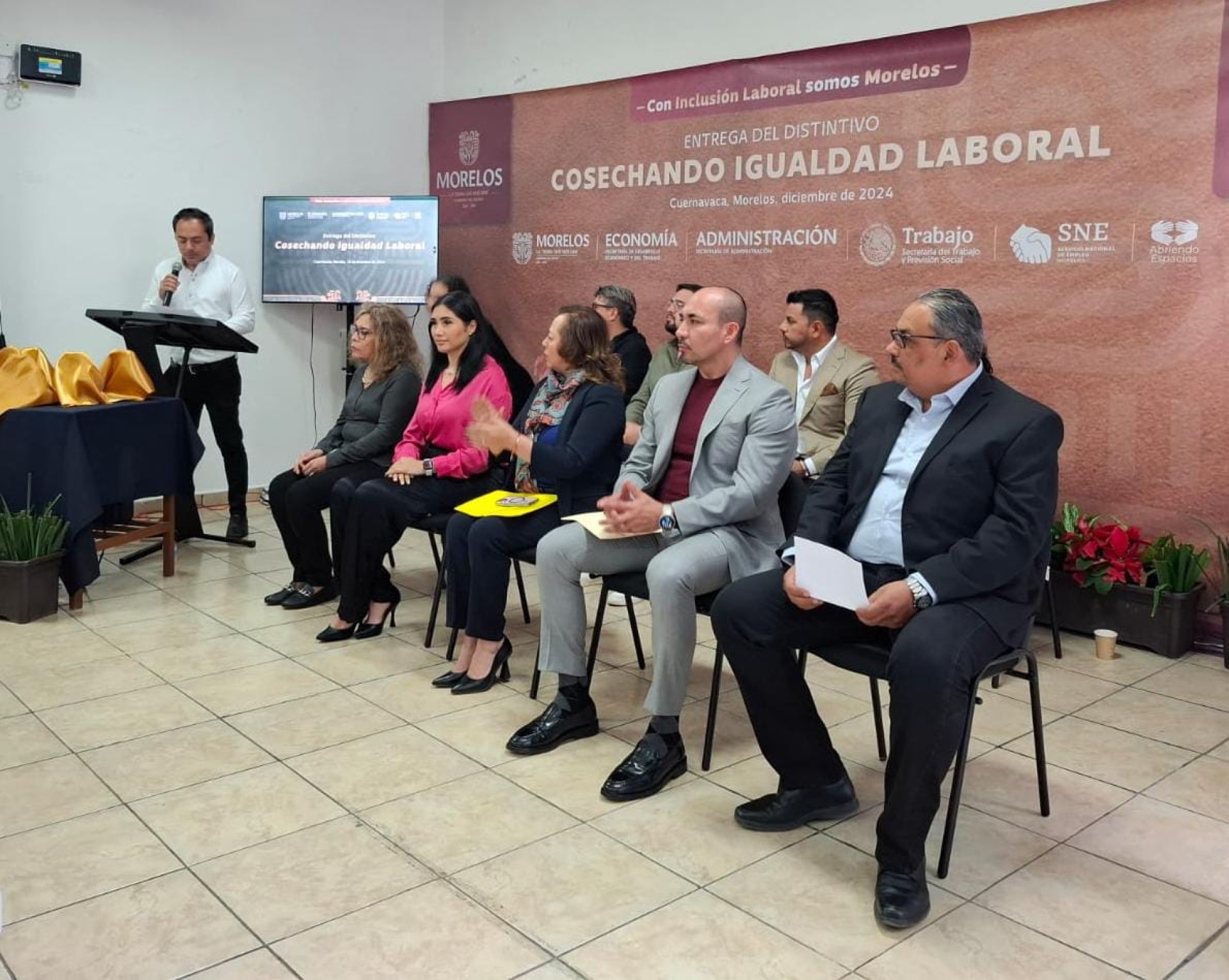 Entregan distintivo 'Cosechando igualdad laboral'