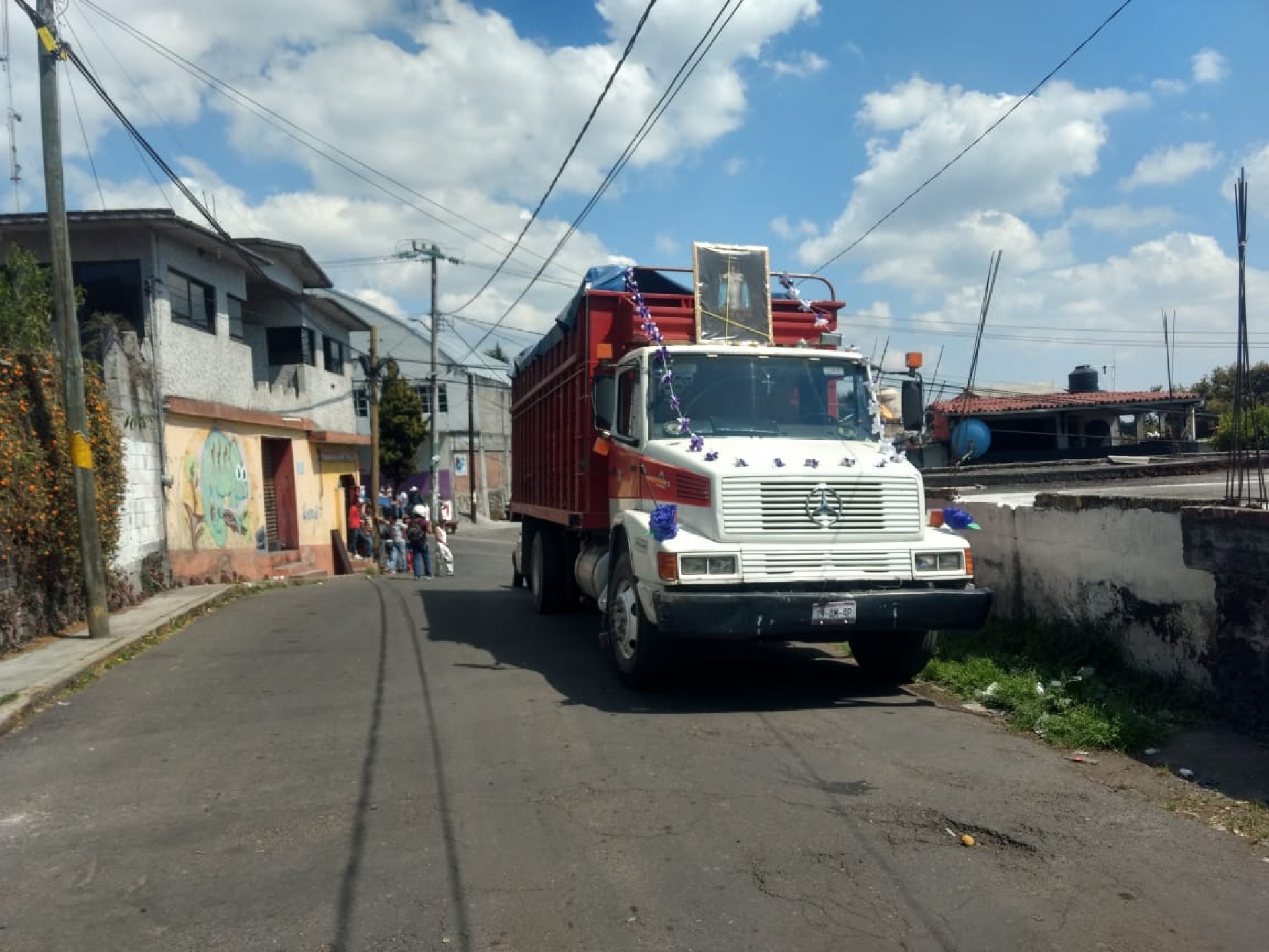 Camión que transportaba peregrinos se impactó contra dos vehículos, en Huitzilac