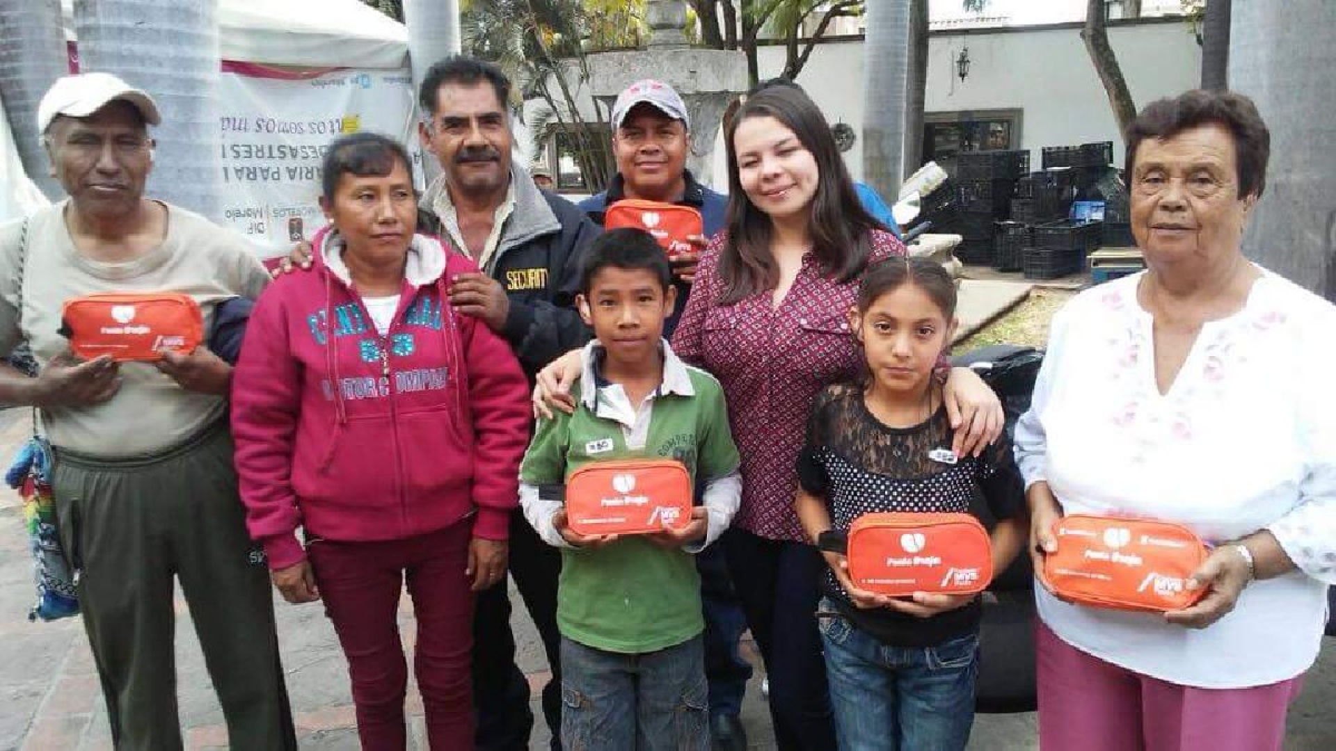 Entrega DIF de Jantetelco aparatos auditivos