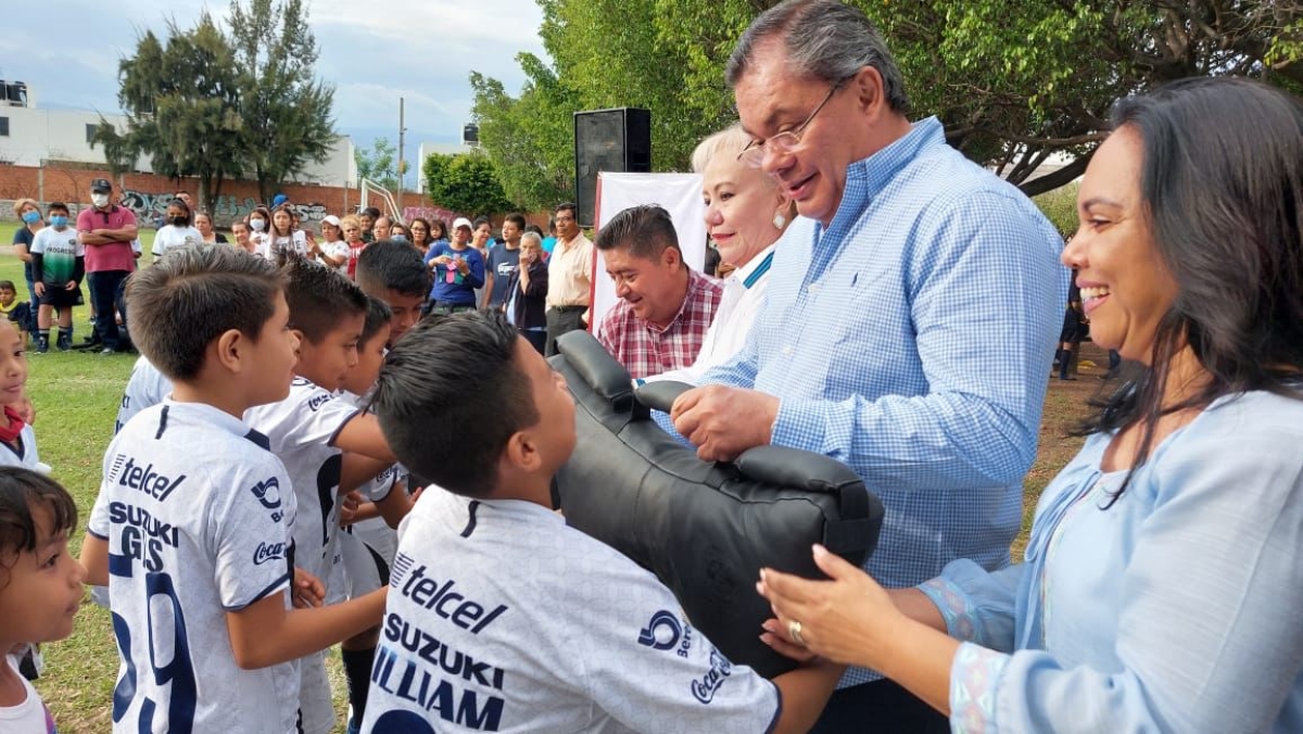 Gobierno de Jiutepec entrega aditamentos a 500 deportistas
