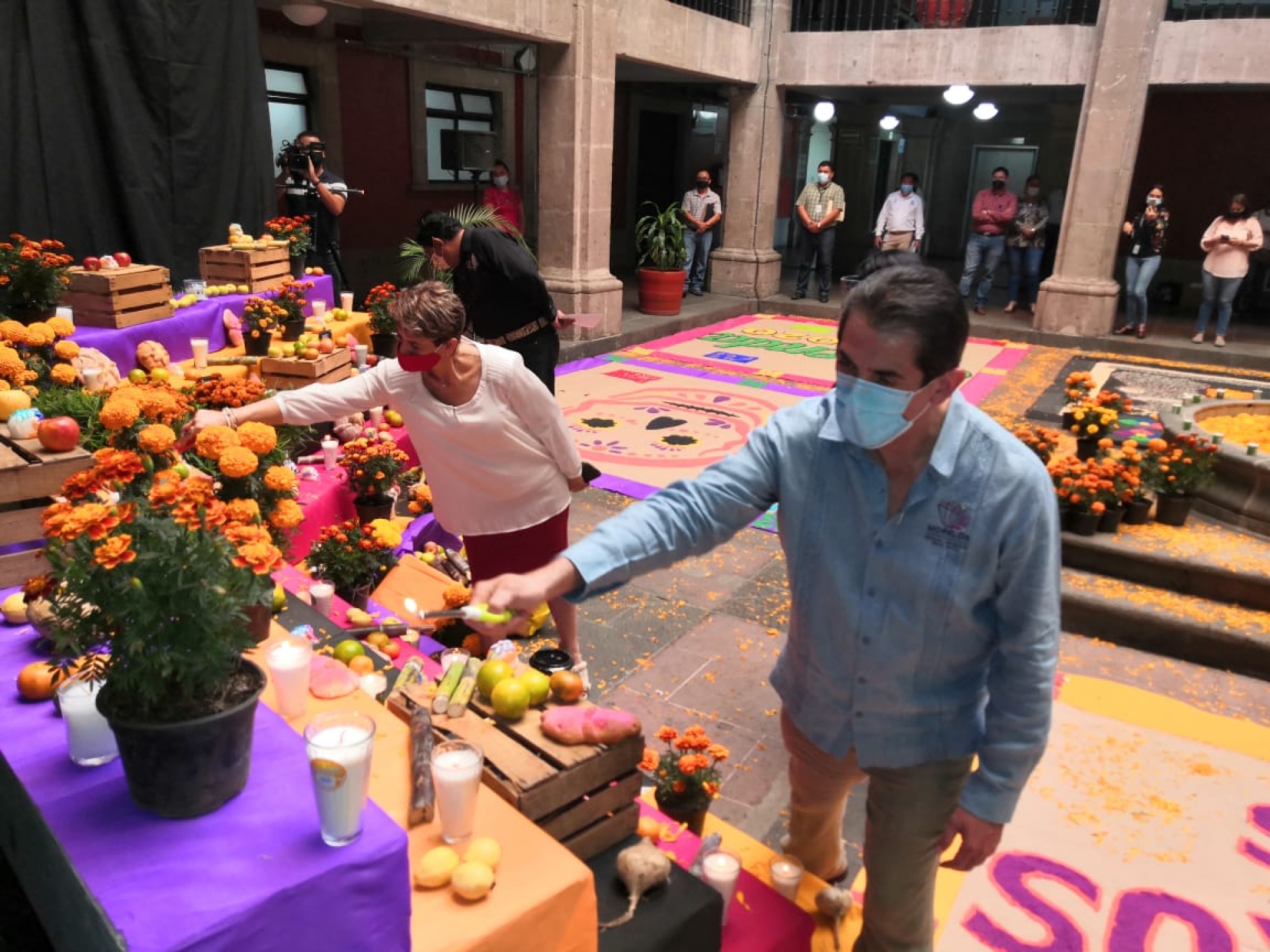 Efectúan 'encendido' de ofrenda en el palacio de gobierno