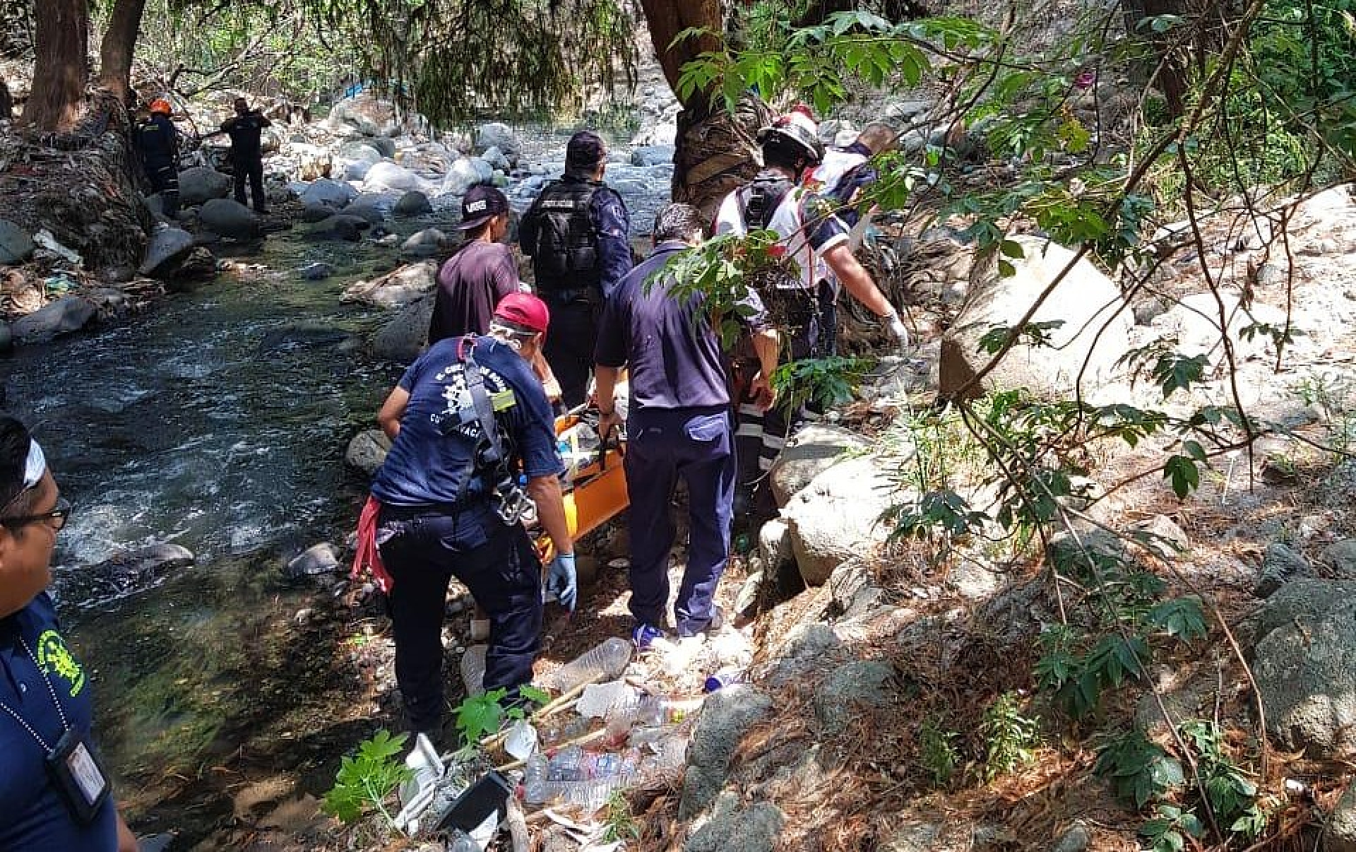 Rescatan a hombre que cayó a una barranca en la colonia Lagunilla