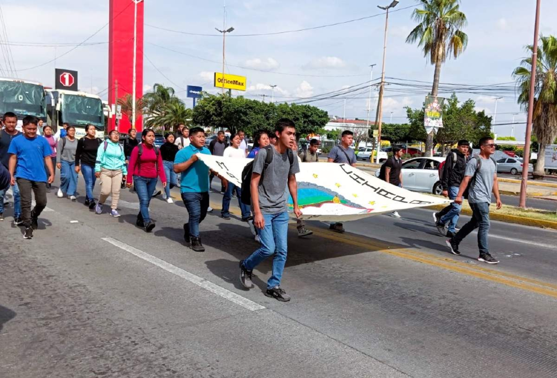 Marchan normalistas de Amilcingo para conmemorar represión de 1986
