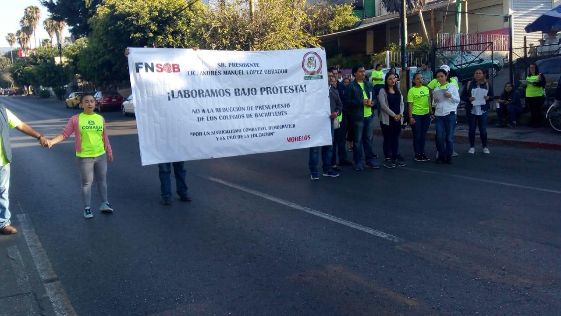 Realizan trabajadores del Cobaem paro de brazos caídos
