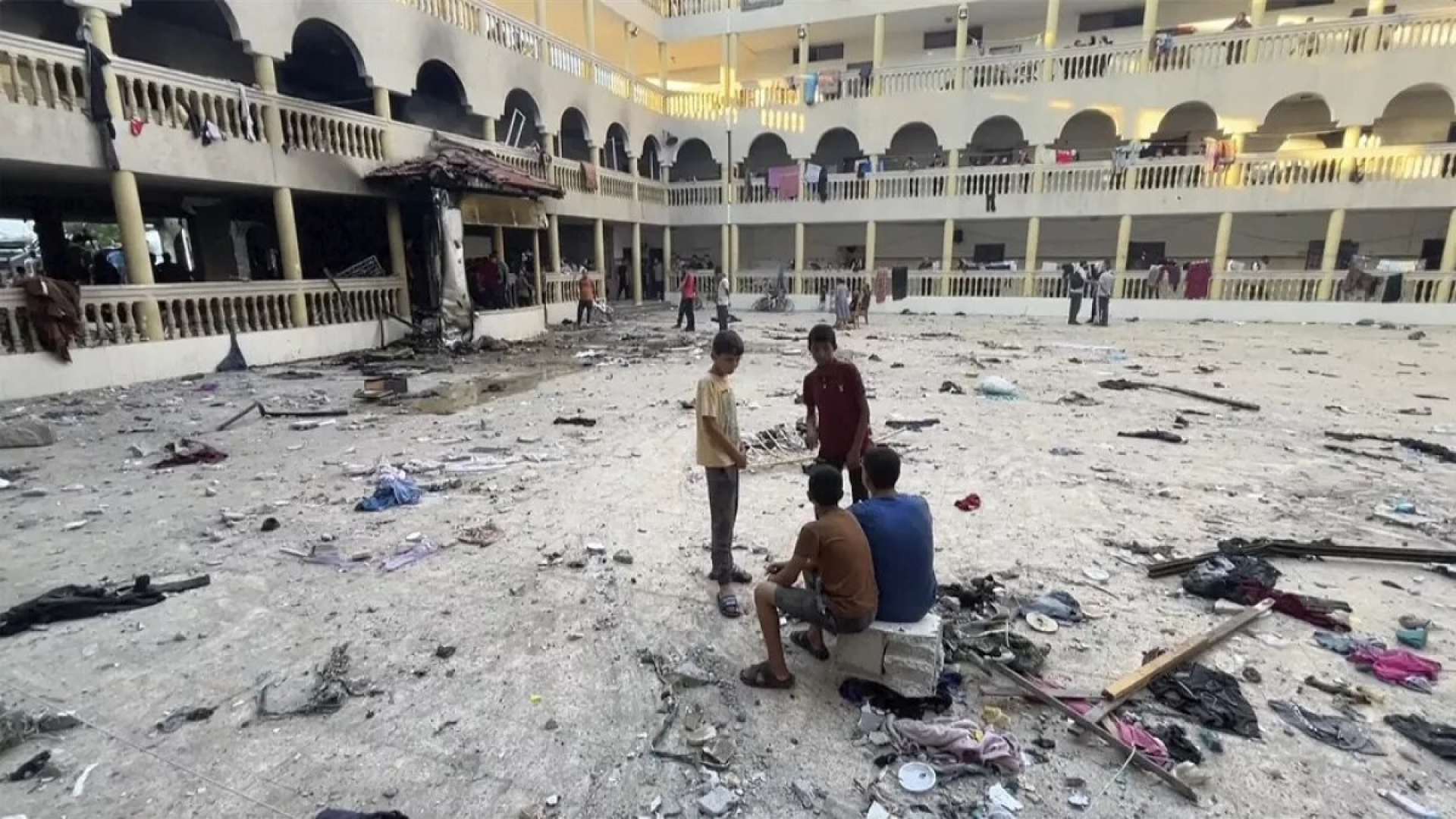 Bombardeo israelí contra una escuela en Gaza deja más de 100 muertos