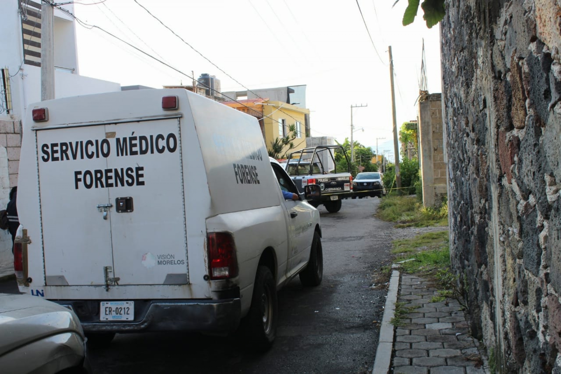 Asesinan a balazos a una mujer afuera de una vivienda, en Ahuatepec