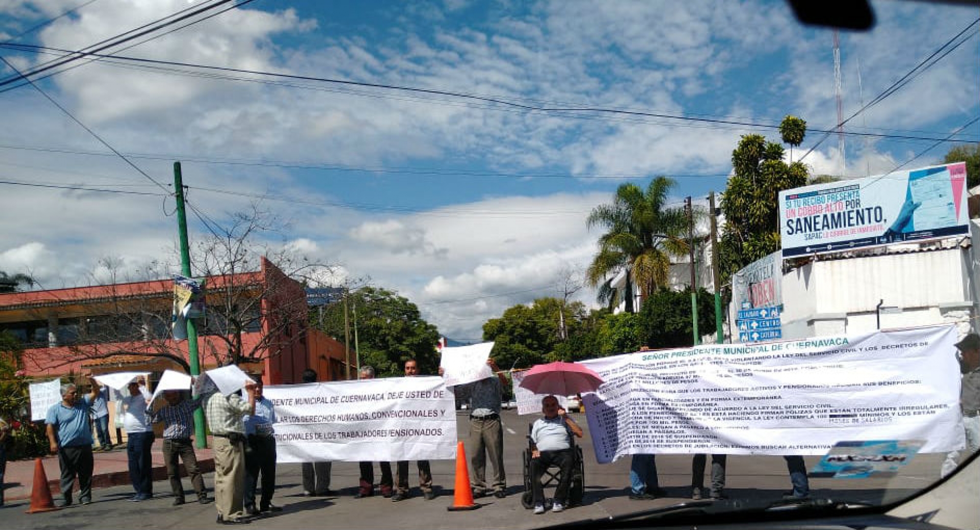 Se manifiestan jubilados del SAPAC en la avenida Morelos