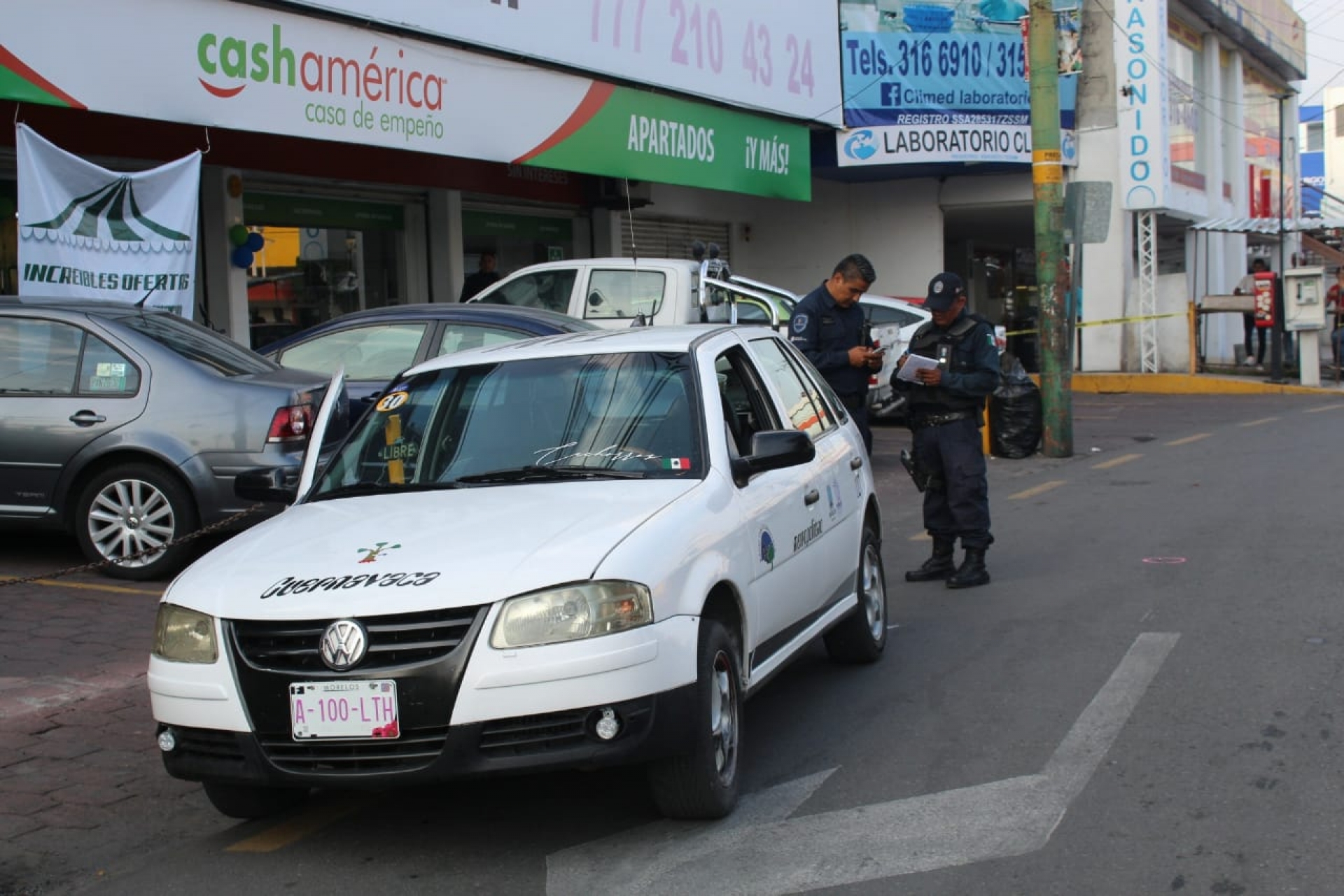 Lesionan a tiros a taxista y pasajero en la glorieta 'La Luna'