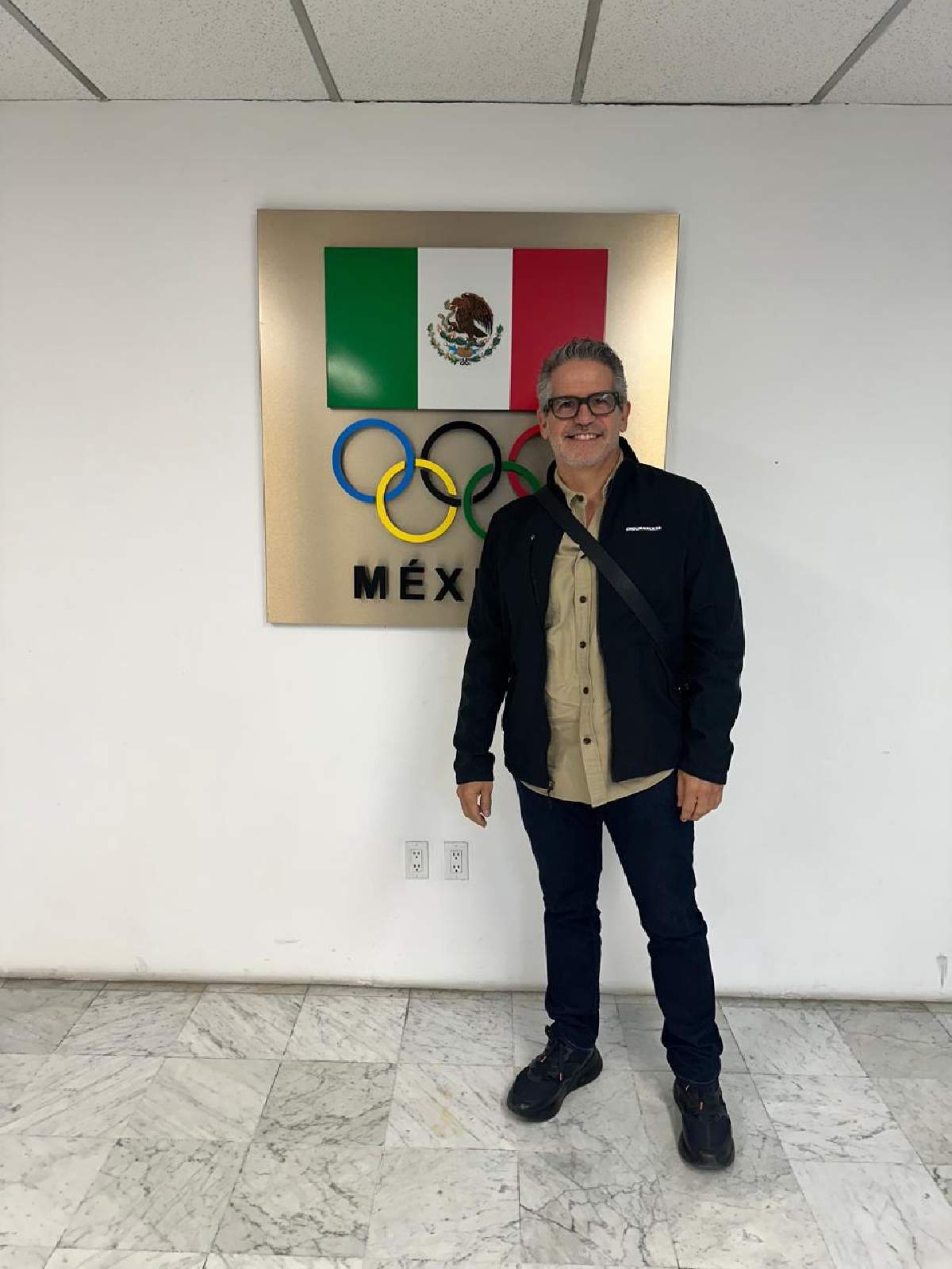 Se reúne nuevo presidente de luchas asociadas con atletas destacados