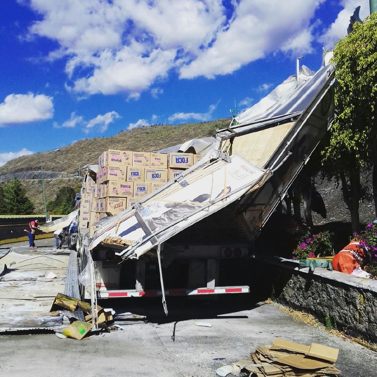 Tráiler cargado de jabón se volcó en “La Pera”