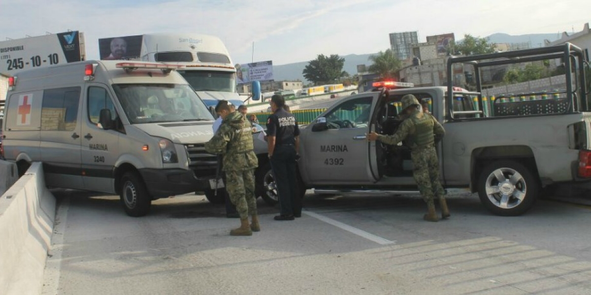 Se registra accidente múltiple en el libramiento Cuernavaca; tres marinos resultaron lesionados