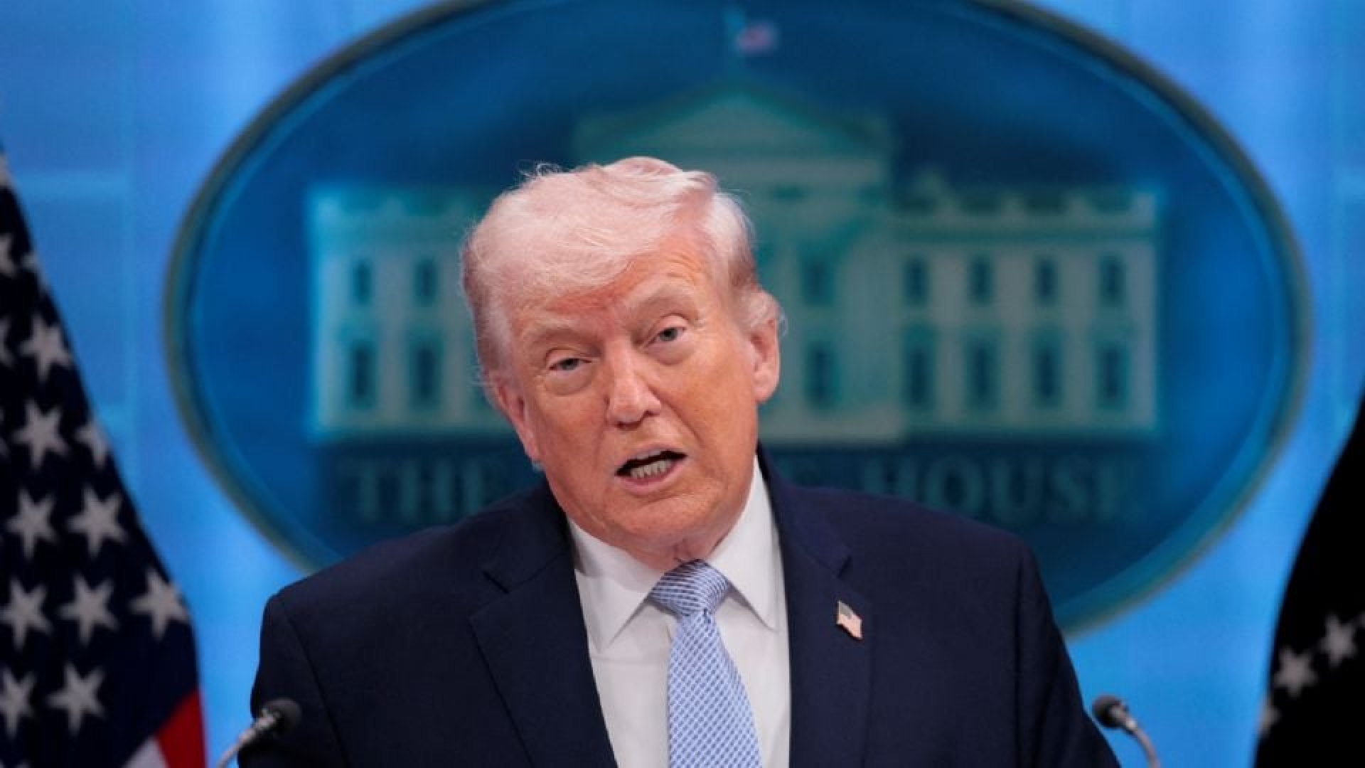 Trump amenaza con aranceles del 50% a países que suministren armas a Irán