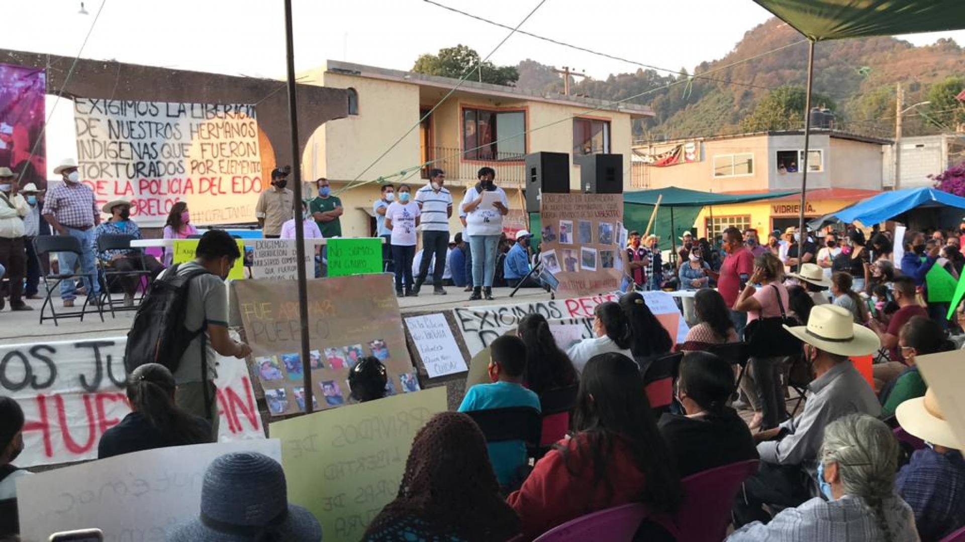 Exigen habitantes de Hueyapan liberación de 16 de sus compañeros detenidos