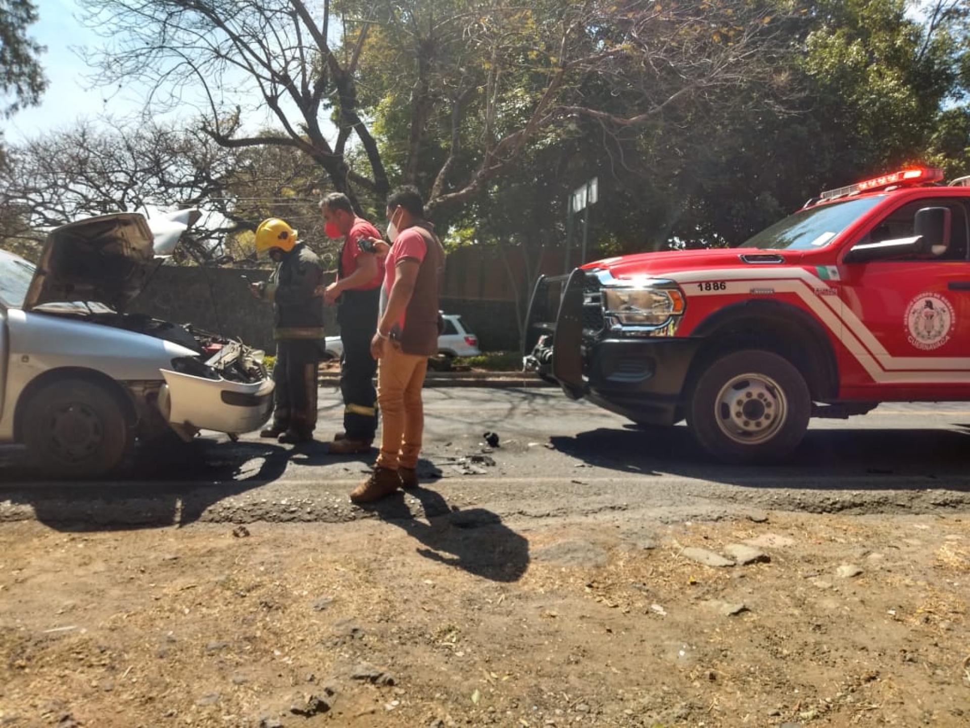 Choque entre vehículo y camioneta en carretera Cuernavaca-Tepoztlán