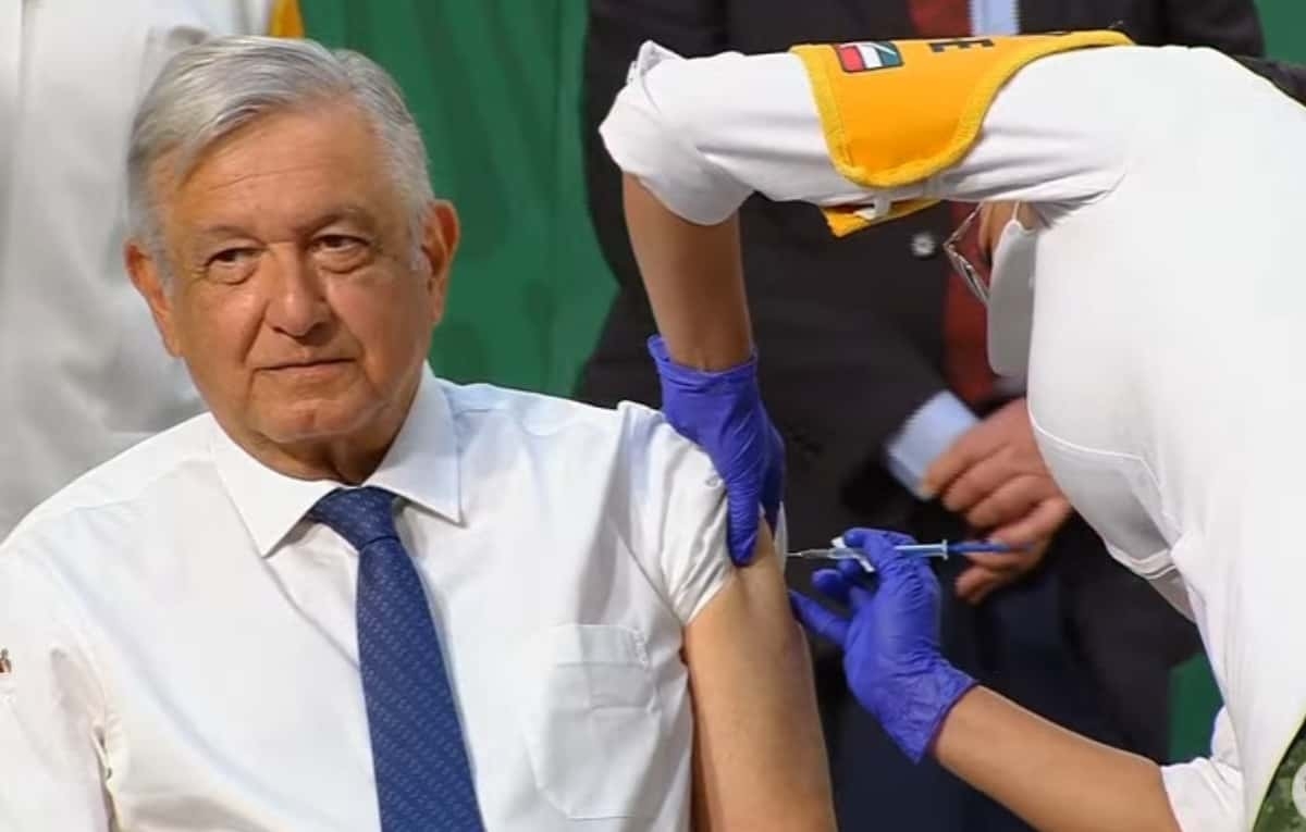 AMLO se vacuna contra COVID-19, recibe primera dosis de AstraZeneca
