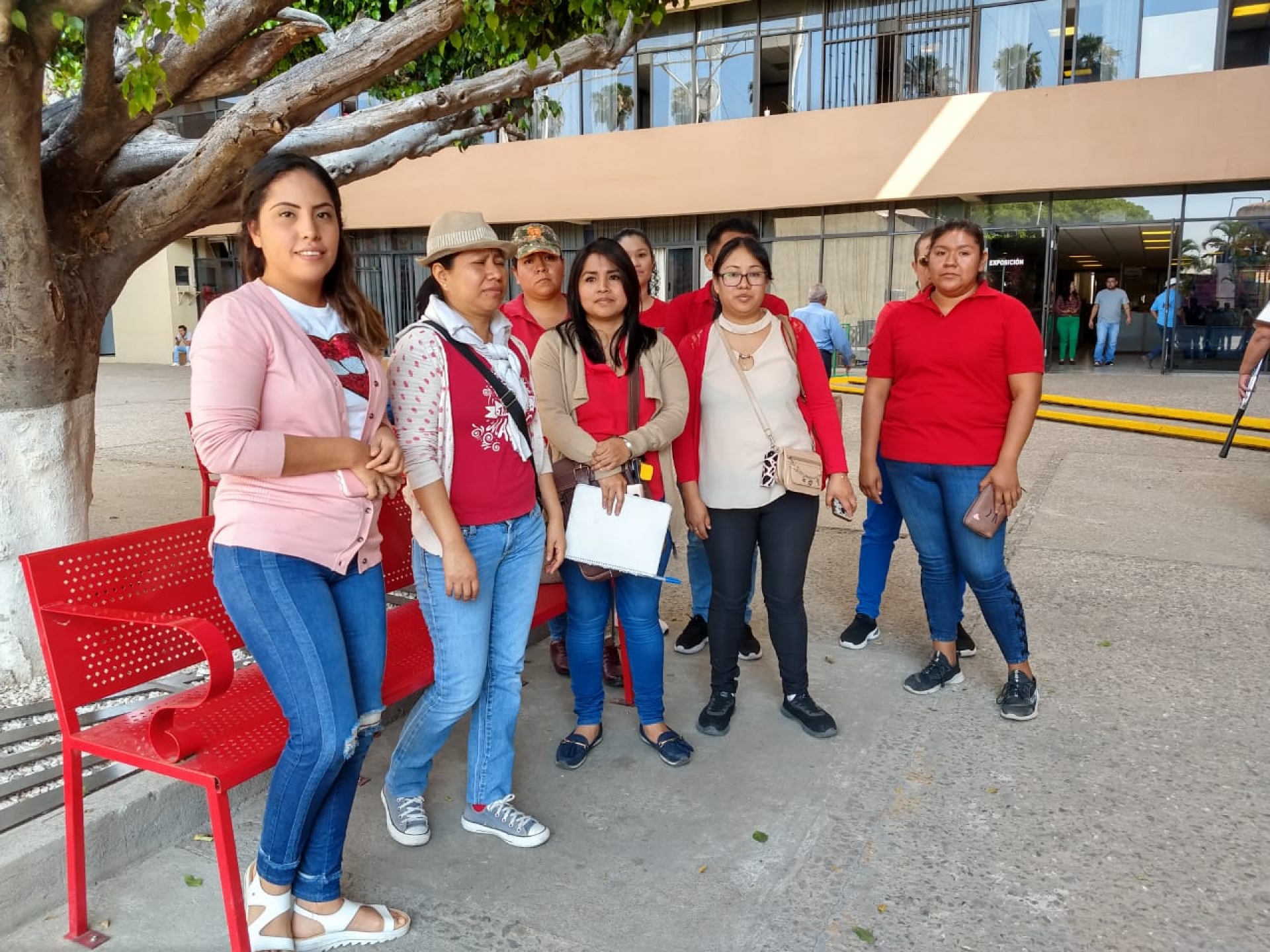 Maestros de nuevo ingreso protestan en el IEBEM