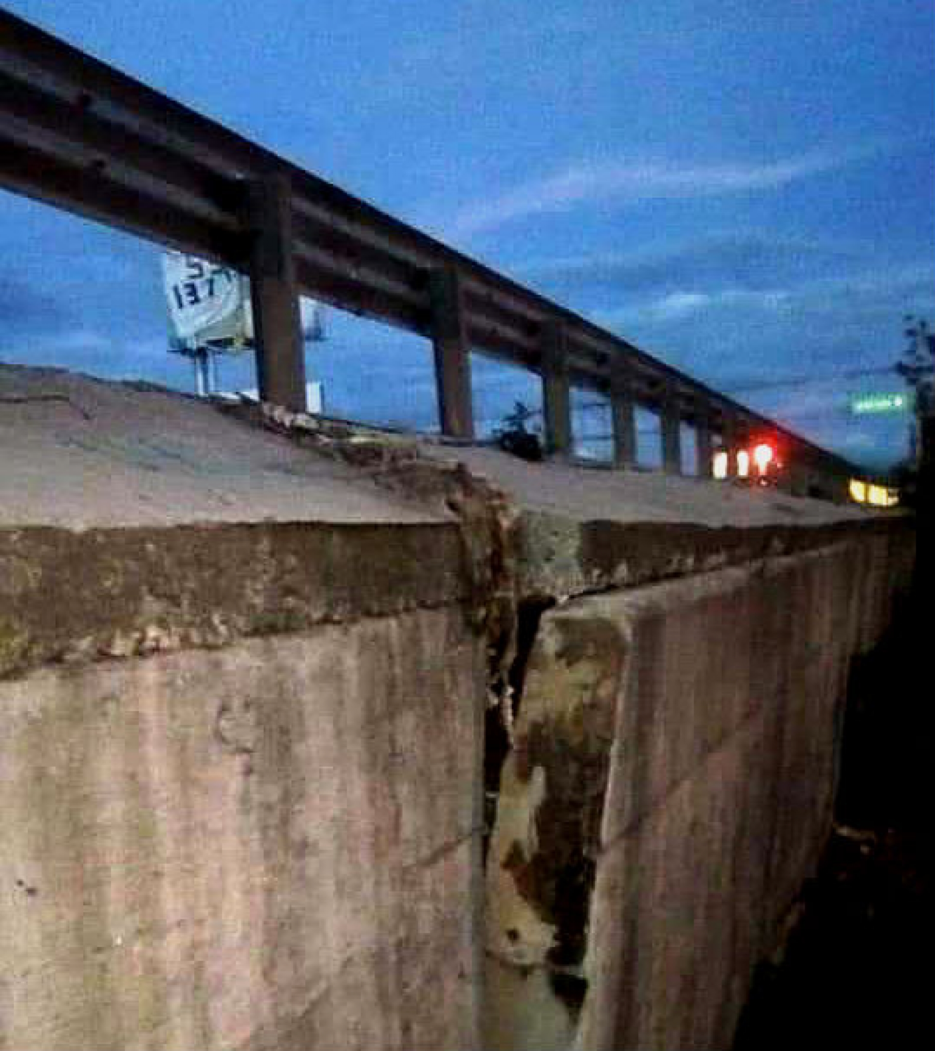 Denuncian desprendimientos en muro de contención del paso exprés