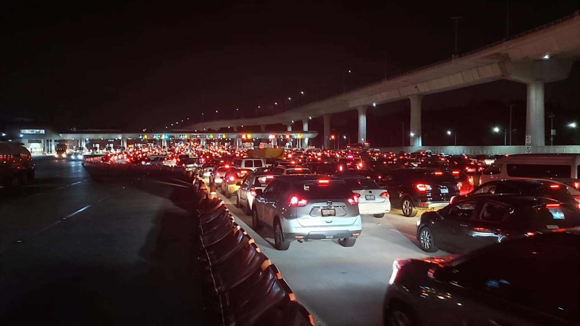 Carga vehicular en la autopista México-Cuernavaca, en caseta de cobro Tlalpan
