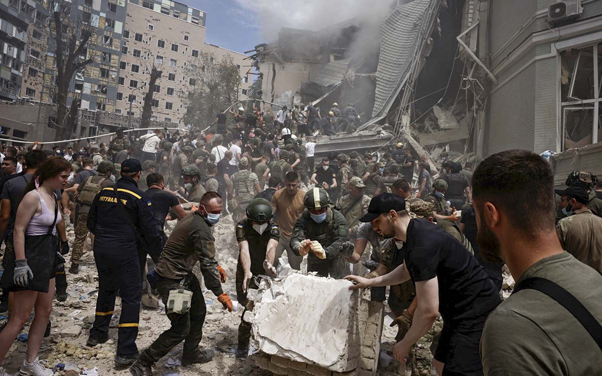 Ataque ruso en Ucrania deja 10 muertos y 35 heridos, daña hospital infantil