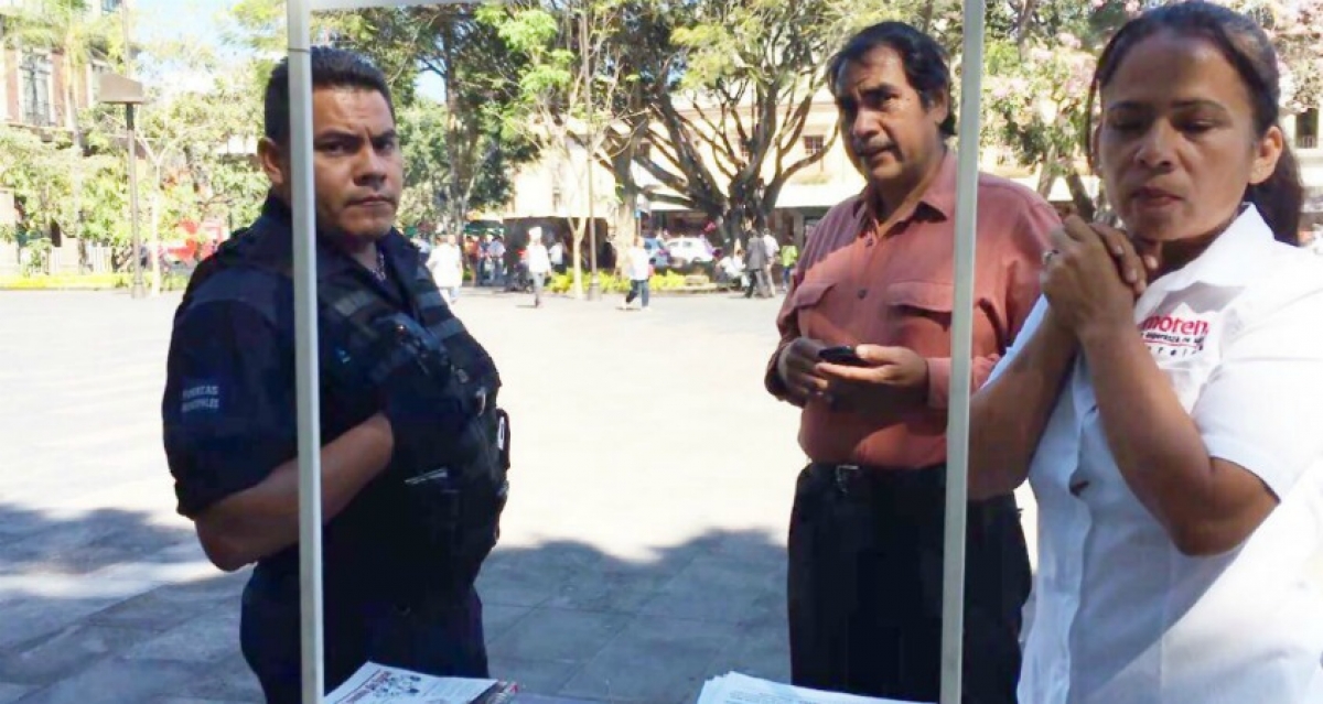 Denuncia consejero estatal de Morena que policías intentaron retirar módulo ubicado en Plaza de Armas