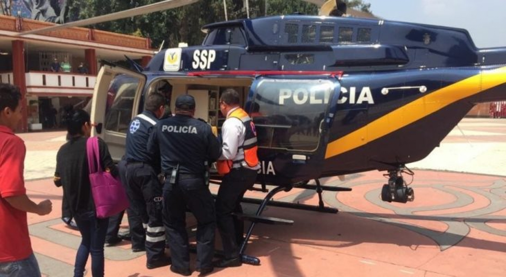 Mujer se confunde y se avienta de tres pisos luego de escuchar la alerta sísmica en simulacro