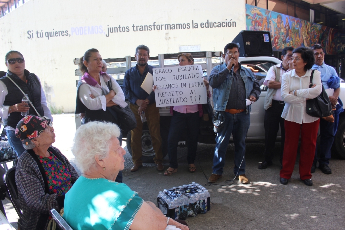 Protestan maestros jubilados por nueva forma de pago de pensiones