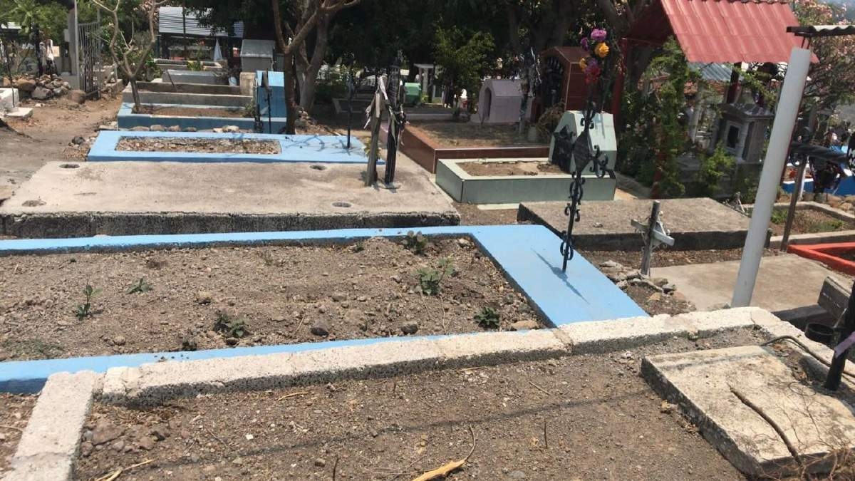 Limpian panteones de Yecapixtla para combatir al mosco del dengue