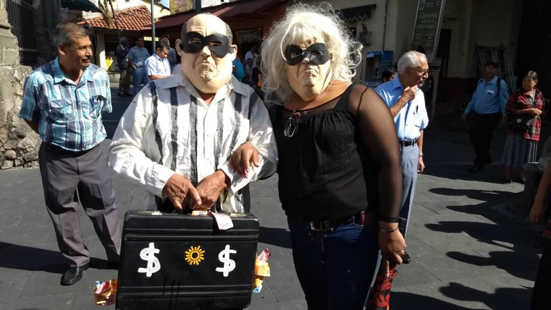 Manifestantes exigen se sancione quebranto financiero